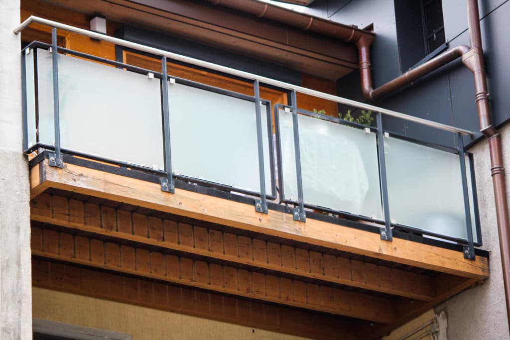 Création d'un balcon avec garde corp en acier