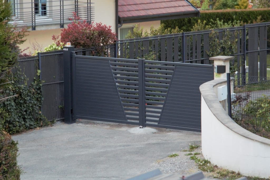 Pose d'un portail motorisé, d'une clôture et d'un portillon par Max Multi Services à Allinges