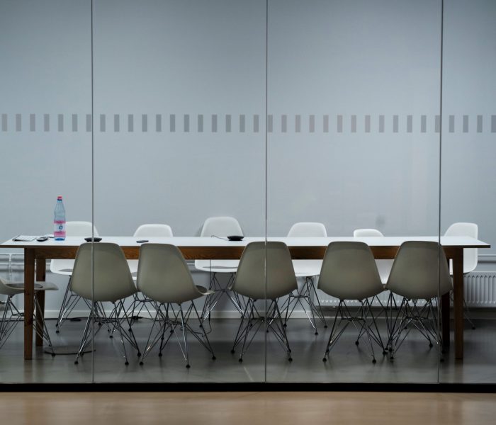 Parois vitrée d'une salle de réunion dans un bâtiment professionnel réalisé par Max Multi Services