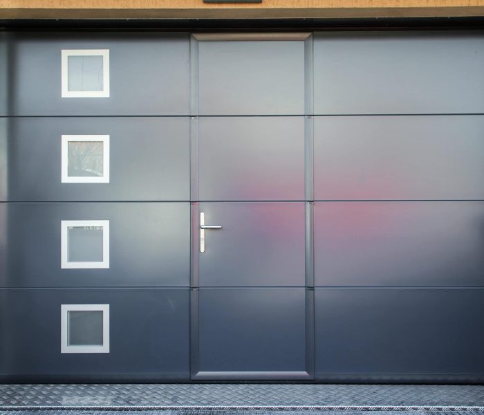 Installation d'une porte de garage sectionnelle avec porte intégrée gris anthracite