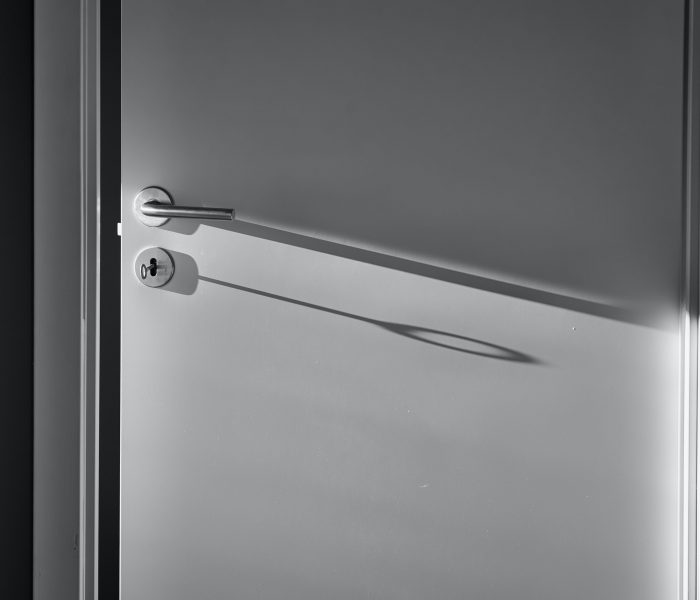 Porte blanche design de très haute qualité, vendu et posée par Max Multi Services à Thonon